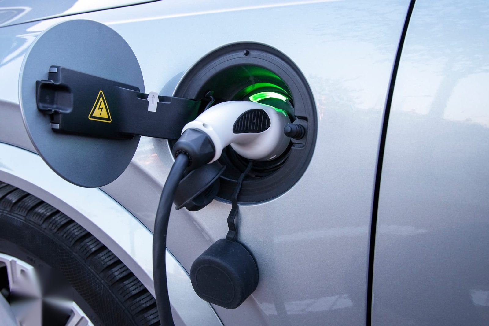Connecteur Type 2 branché sur une voiture électrique en charge
