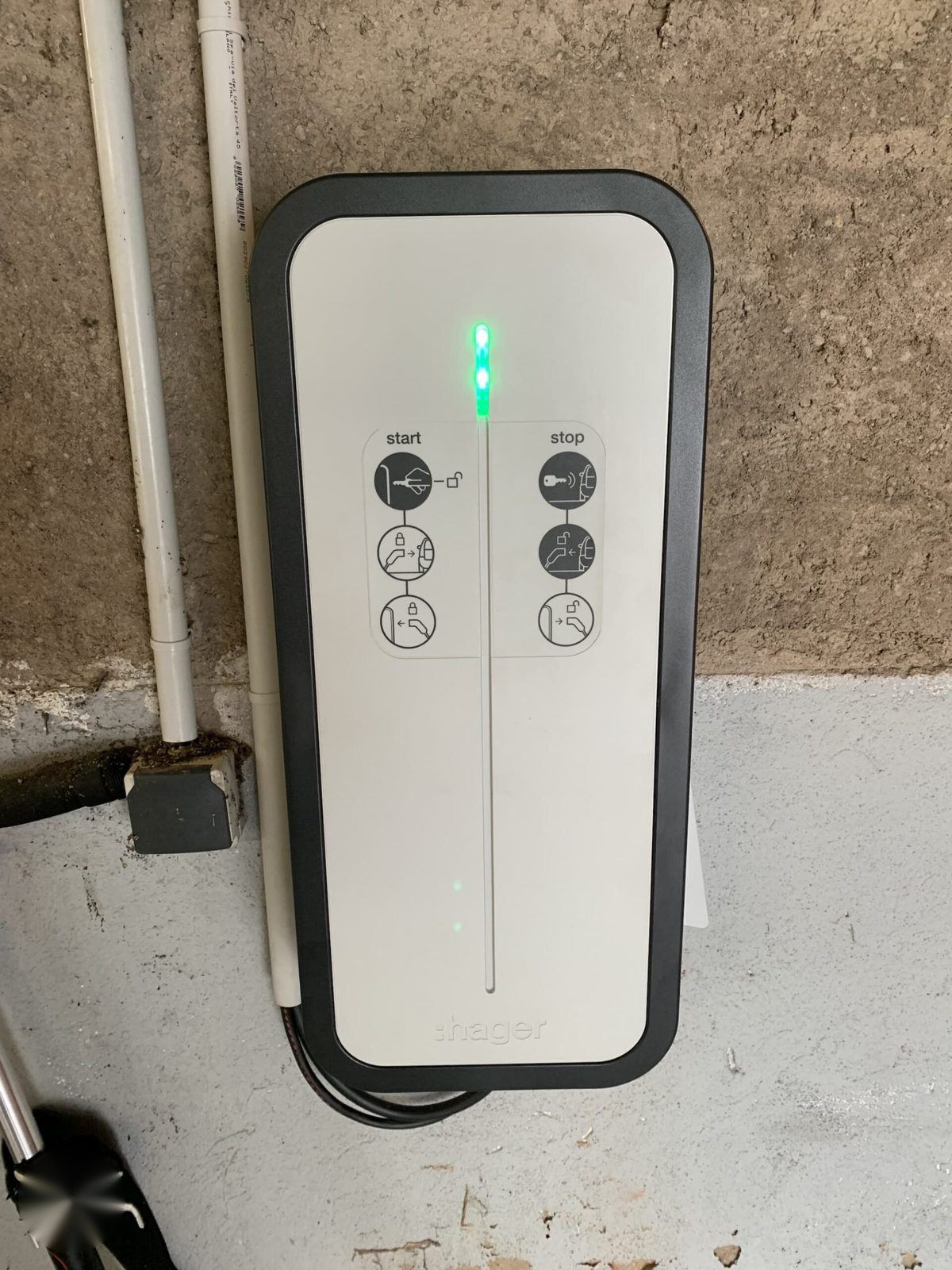 Borne de recharge Hager Witty posée et raccordée