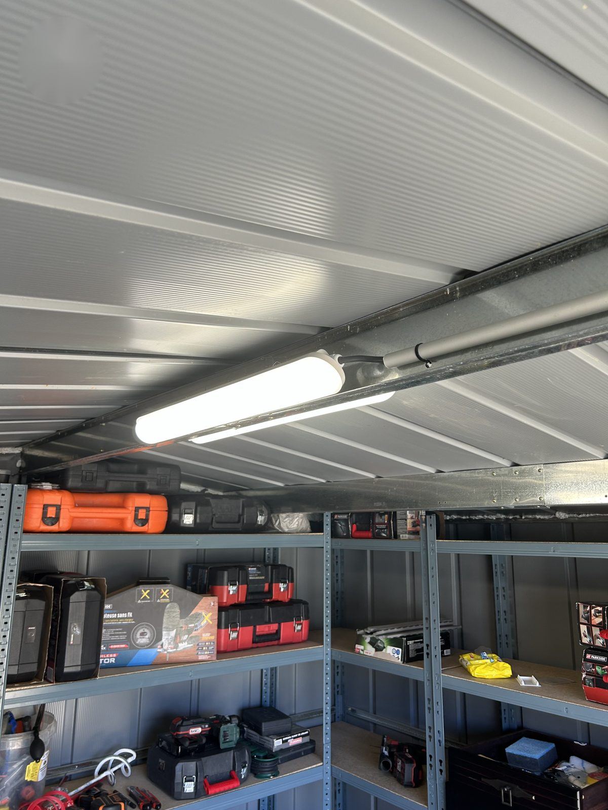 Réglette LED étanche installée en atelier