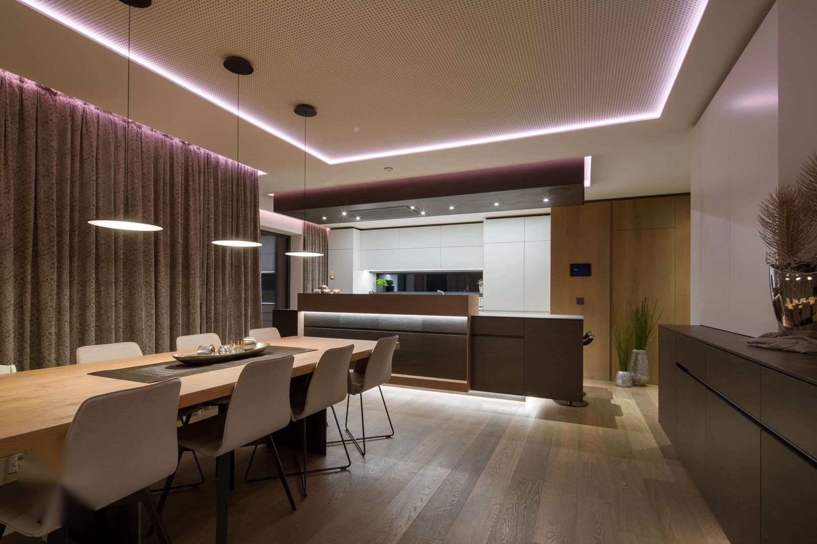 Ambiance lumineuse moderne avec rubans LED en corniche et suspensions