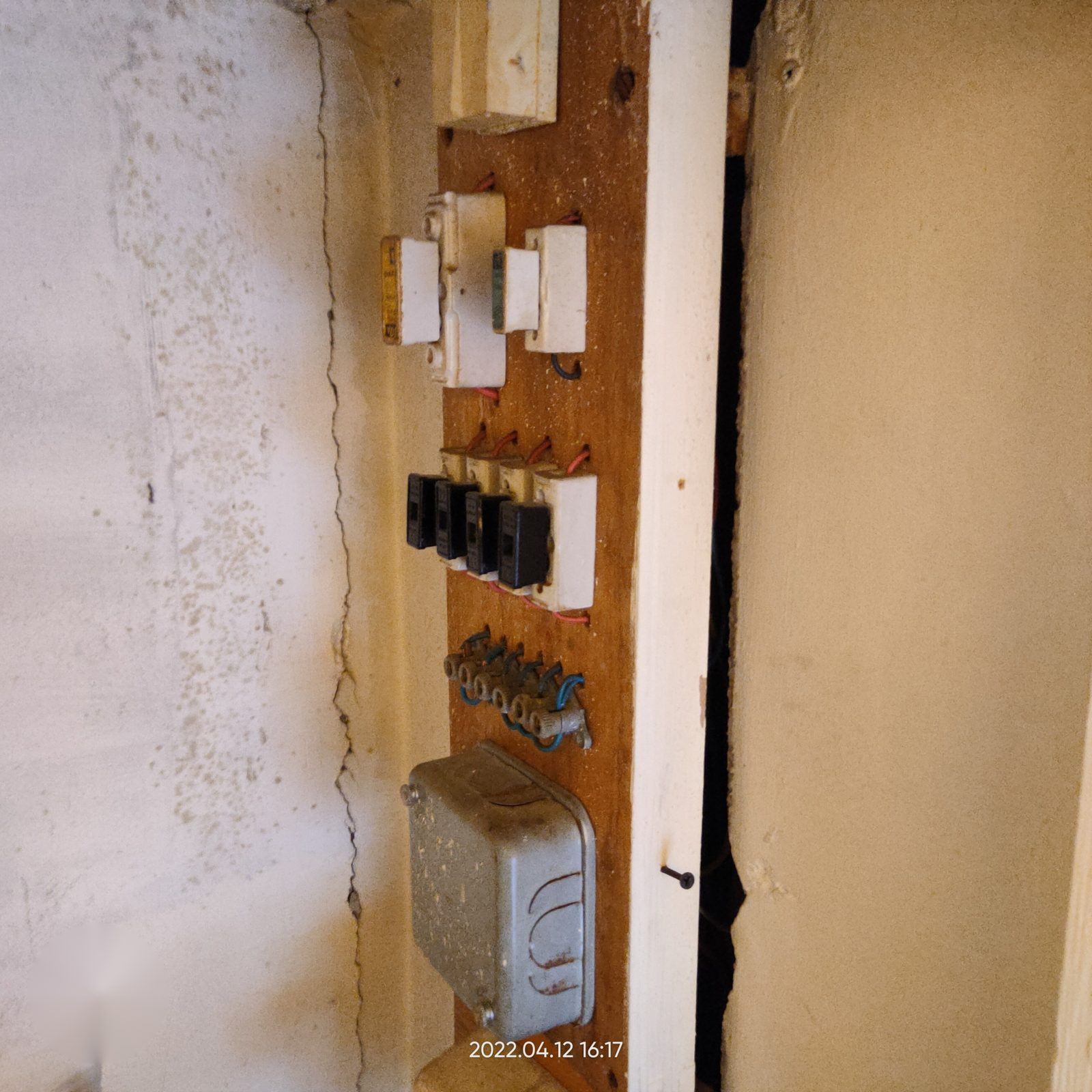 Vieux tableau à porte-fusibles porcelaine avant remise aux normes
