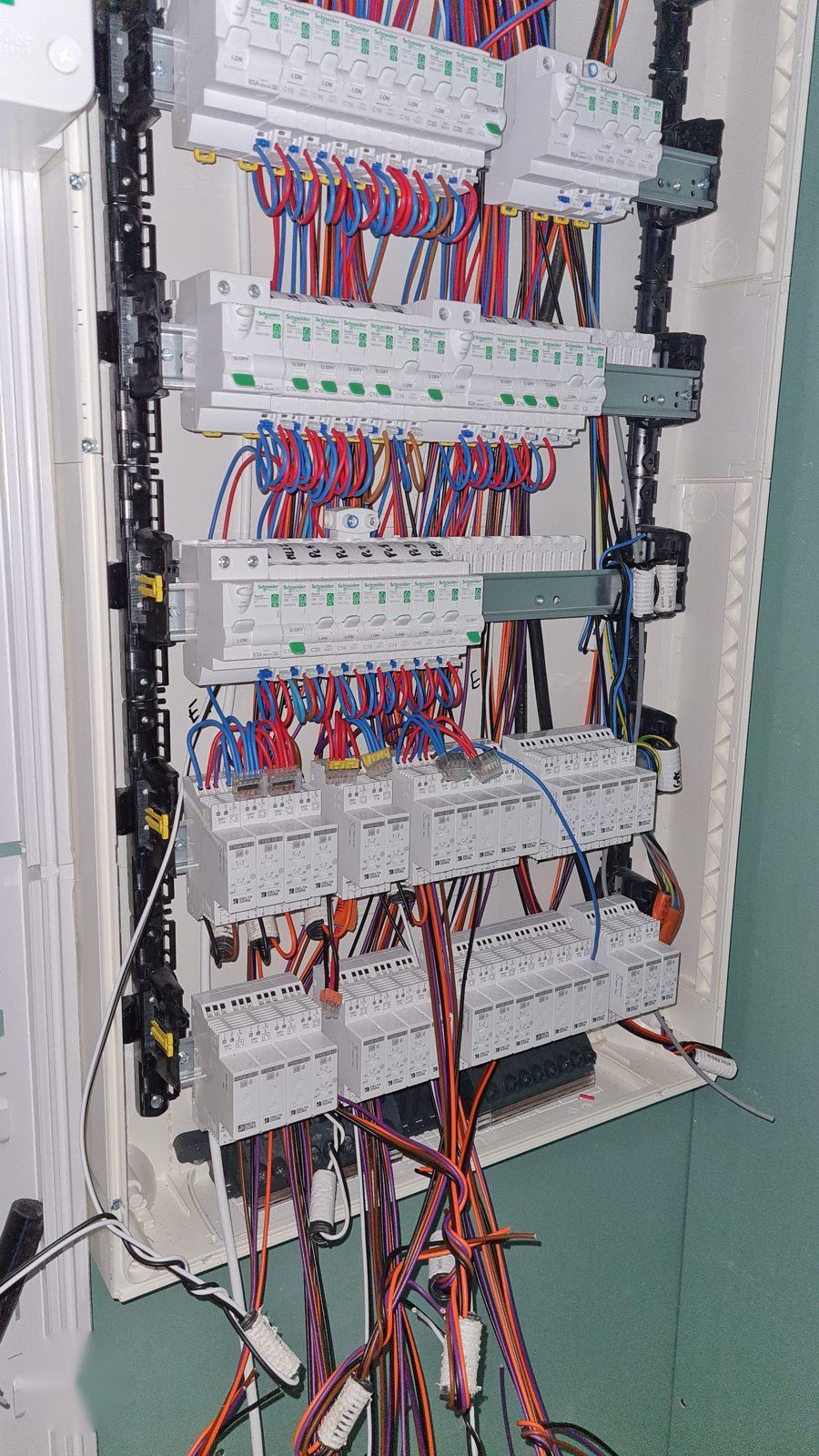 Tableau Schneider en cours de câblage sur chantier neuf