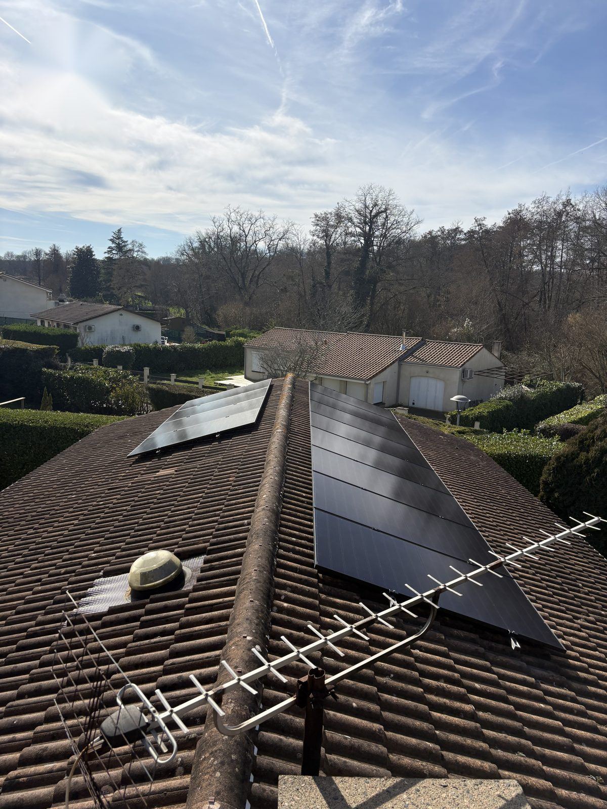 Panneaux photovoltaïques sur toit en tuiles avec garde-corps