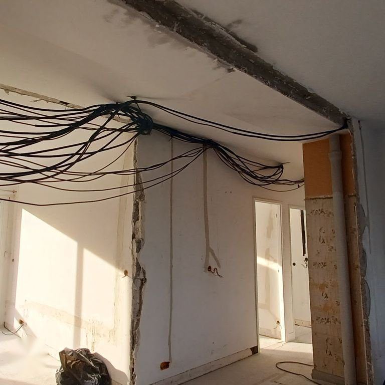 Saignées dans les murs et passage de câbles en rénovation